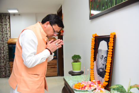 मुख्यमंत्री श्री पुष्कर सिंह धामी ने मंगलवार को मुख्यमंत्री आवास में भारत रत्न पं.गोविन्द बल्लभ पंत की जयंती के अवसर पर उनके चित्र पर श्रद्धा सुमन अर्पित कर श्रद्धांजलि दी।